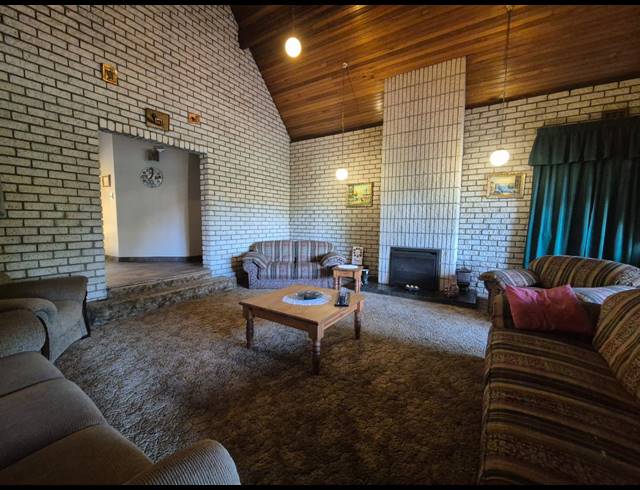 5 BEDROOM HOUSE FOR SALE IN VAN DER MERWES KROON
